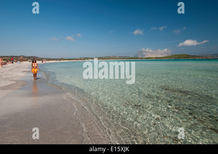 Transparente, klare Gewässer und Touristen zur freien Verfügung am Lu Impostu Beach, San Teodoro, Sardinien, Italien Stockfoto