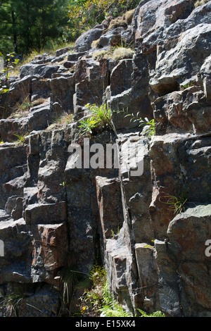 Acadia-Nationalpark – 9. September 2013: kleine Granit Klippen sitzen entlang Ente Brook Road. Stockfoto