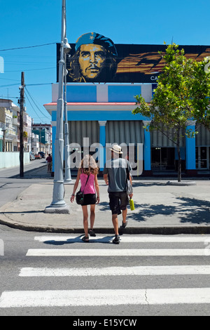 Das allgegenwärtige Bild von Che Guevara schmücken eines Gebäudes in Cienfuegos, Kuba. Stockfoto