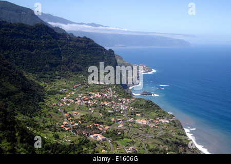 Arco de Sao Jorge auf Nordküste Madeira Anzeigen von Cabanas Stockfoto