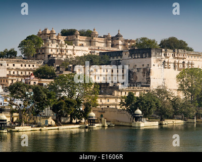 Indien, Rajasthan, Udaipur, Stadtschloss auf Skyline besetzen Pichola-See Ufer Stockfoto