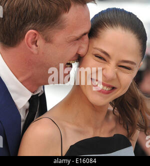 Cannes, Frankreich. 23. Mai 2014. Russischer Schauspieler Vladimir Vdovichenkov (L) und Schauspielerin Elena Lyadova posieren für Fotos bei einem Fototermin für den Film "Leviathan" bei den 67. Filmfestspielen in Cannes, Frankreich, 23. Mai 2014. Bildnachweis: Chen Xiaowei/Xinhua/Alamy Live-Nachrichten Stockfoto