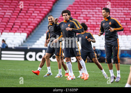 Lissabon, Portugal. 23. Mai 2014. Real Madrid nach vorne Cristiano Ronaldo (7), Recht, Real Madrid Verteidiger Pepe (3), zentrieren und Real Madrid weiterleiten Karim Benzema (9), links, während die Real Madrid offenes Training im Luz Stadium in Lissabon, Portugal. Real Madrid und Atlético de Madrid bestreitet das Endspiel der UEFA Champions League auf Samstag, 24. Mai 2014. Bildnachweis: Leonardo Mota/Alamy Live-Nachrichten Stockfoto