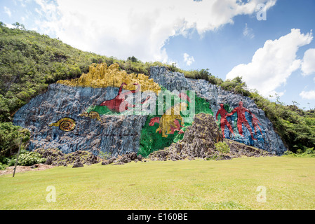 Das Wandbild für Urgeschichte, das 120 Meter hohe und 180 Meter breit ist, wurde am Hang des Hügels gemalt. Es ist eine einzigartige rep Stockfoto