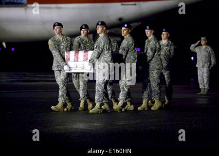 Fort Carson, Colorado, USA. 21. Mai 2014. Spec Adrian M. Perkins, 19, Pine Valley, Kalifornien, starb in Amman, Jordanien, von einem damit verbundenen Verletzungen Nichtkampf-17 Mai. Er wurde beauftragt, 1. Bataillon, 67. Armor Regiment, 2nd Brigade Combat Team, 4. US-Infanteriedivision, Fort Carson, Colorado. Soldaten aus der 3d uns Infanterie regt kam nach Dover Air Force Base, die feierliche Bewegungen eine würdige Transfer der gefallenen zu Dover AFB durchzuführen. Darüber hinaus ist immer der Veranstaltung von einem General der jeweiligen Niederlassung der Soldat, eine würdige übertragen Host und Kaplan teilnehmen. Die Familie war in Aufmerksamkeit Stockfoto