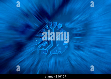 Leiterplatte von einem Computer in dunkelblau mit Kanten abstrahiert. Stockfoto