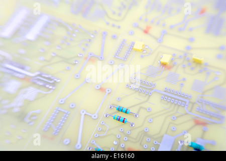 Leiterplatte von einem Computer mit Schwerpunkt der Durchgangsbohrung Widerstand. Creme & Silber, mit Türkis Widerstand. Stockfoto