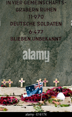 AJAXNETPHOTO. 2005. REICHSWEHRMINISTERIUM, SOMME, PICARDIE, FRANKREICH. -DENKMAL AUF DEM DEUTSCHEN FRIEDHOF NUR AUßERHALB DER ORTSCHAFT. FOTO: JONATHAN EASTLAND/AJAX REF: D52110 / 655 Stockfoto