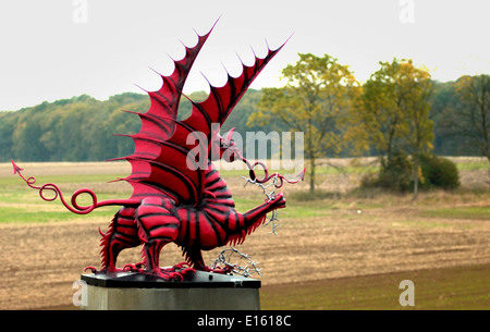 AJAXNETPHOTO. 2005. MAMETZ HOLZ, SOMME, PICARDIE, FRANKREICH. -ATMUNG DRAGON MEMORIAL VERKLEIDUNG MAMETZ FEUERHOLZ, AUFGENOMMEN MIT SCHWEREN VERLUSTEN DURCH DIE 3. WALISISCHE DIVISION AM 12. JULI 1916. FOTO: JONATHAN EASTLAND/AJAX REF: D52110 / 646 Stockfoto