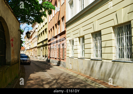 Mietskasernen auf Kozia (Ziege) Straße in der Altstadt, Warschau, Polen. Stockfoto