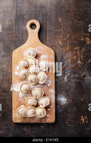 Rohes Fleisch Knödel russische traditionelle Pelmeni mit Fleisch Stockfoto