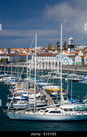 Boote in den Hafen von Ponta Delgada auf der Insel Sao Miguel, Azoren, Portugal aufgereiht Stockfoto