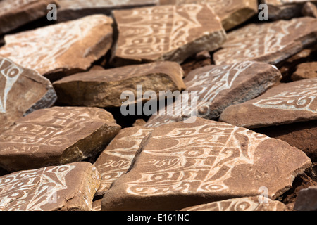 Mani-Steinen mit "Om Mani Padme Hum" Mantra eingeschrieben – Region der Tso Kar, Rupshu, Changtang, Ladakh, Jammu und Kaschmir, Indien Stockfoto