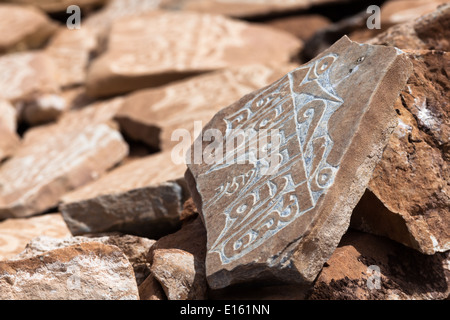 Mani-Steinen mit "Om Mani Padme Hum" Mantra eingeschrieben – Region der Tso Kar, Rupshu, Changtang, Ladakh, Jammu und Kaschmir, Indien Stockfoto