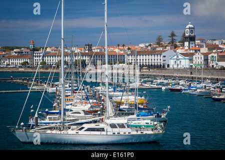 Boote in den Hafen von Ponta Delgada auf der Insel Sao Miguel, Azoren, Portugal aufgereiht Stockfoto