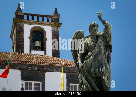 St. Michael-Statue unter der Camara Municipal Building - Rathaus, Ponta Delgada, Insel Sao Miguel, Azoren, Portugal Stockfoto