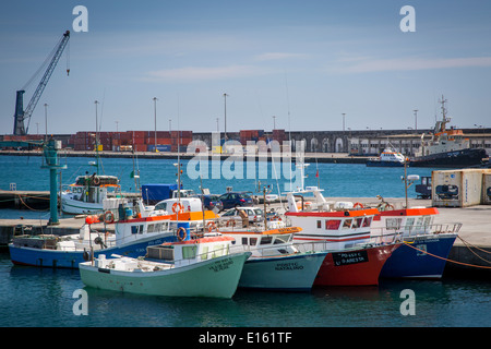 Bunte Fischerboote am Kai in Ponta Delgada, Insel Sao Miguel, Azoren, Portugal Stockfoto