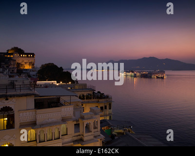 Indien, Rajasthan, Udaipur, Lake Pichola und Lake Palace Hotel nachts beleuchtet Stockfoto