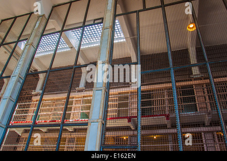 Cellgroup betrachtet durch einen Sicherheitszaun im Gefängnis Alcatraz Stockfoto