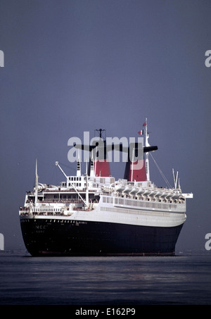 4. JUNI 1973 KOMMT - SOUTHAMPTON, ENGLAND - FRANZÖSISCHEM VORBILD PASSENGER LINER FRANKREICH IM HAFEN. FOTO: JONATHAN EASTLAND/AJAX Stockfoto