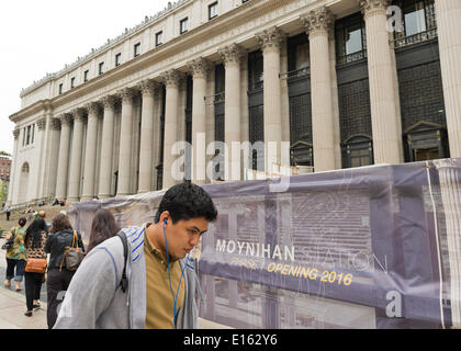 Manhattan, New York, USA - 21. Mai 2014 - Fußgänger Spaziergänge vorbei an Bauschild für neue West End Zusammentreffen am 8th Avenue an der James A Farley Post, die die zukünftige Heimat Moynihan Station in Midtown Manhattan ist. Das Empire State Development-Projekt ist für eine Phase 1 Eröffnung 2016 geplant. Stockfoto