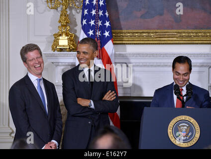 Washington, DC, USA. 23. Mai 2014. U.S. President Barack Obama (C) Lachen mit aktuellen Abteilung Housing And Urban Development (HUD) Sekretär Shaun Donovan (L), als San Antonio Bürgermeister Julian Castro spricht während der Nominierung von Shaun Donovan als Leiter des Office of Management and Budget und Julian Castro, HUD, im Weißen Haus in Washington, DC, 23. Mai 2014 führen. Bildnachweis: Yin Bogu/Xinhua/Alamy Live-Nachrichten Stockfoto