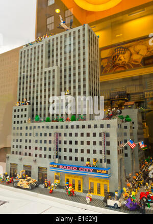 Manhattan, New York, USA - 21. Mai 2014 - im Rockefeller Center, der Lego Store hat Lego Miniland mit einer Erholung der Radio City Music Hall in seiner Auslage in Manhattan. Die Gebäude bestehen aus Lego-Bausteinen. Stockfoto