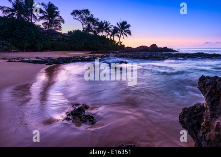 Der Mond leuchtet über Secret Beach auf Maui. Stockfoto