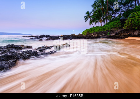 Sonnenaufgang mit dem Mond über die schönsten und einsamsten Secret Beach auf Maui, Hawaii. Stockfoto