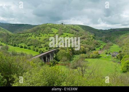 Blick auf das Monsal Tal und Viadukt, Peak District National Park, Derbyshire, England. Stockfoto