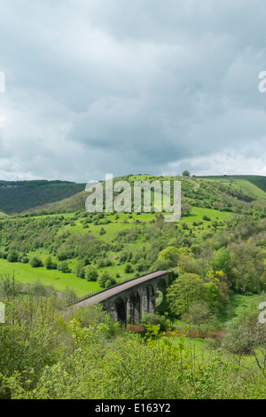 Blick auf das Monsal Tal und Viadukt, Peak District National Park, Derbyshire, England. Stockfoto