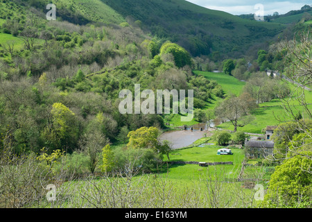 Blick auf den Fluss Wye im Monsal Tal, Mai, Peak District National Park, Derbyshire, England. Stockfoto