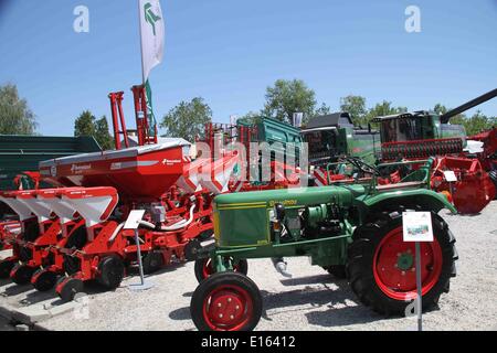 (140524)--Novi Sad, 24. Mai 2014 (Xinhua)--Bild aufgenommen am 23. Mai 2014 sind zeigt, dass die Maschinen während der Novi Sad Landwirtschaftsmesse, in Novi Sad, Serbien darstellen. Rund 1.500 Unternehmen beteiligten sich an der 2014 Landwirtschaftsmesse in Novi Sad, Serbien. Der 81. internationalen Landwirtschaftsmesse, die am 20. Mai geöffnet zeigt die neuesten Maschinen und andere Produkte aus Landwirtschaft, Vieh. (Xinhua/Nemanja Cabric) (cy) Stockfoto