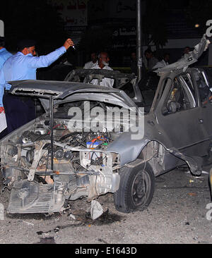 Islamabad, Pakistan. 24. Mai 2014. Wrack eines zerstörten Autos ist bei der Sprenganlage in Islamabad, der Hauptstadt von Pakistan, 24. Mai 2014 sehen. Mindestens eine Person wurde getötet und einen anderen verletzt, als ein Selbstmordanschlag der pakistanischen Hauptstadt Islamabad in den frühen Morgenstunden des Samstag morgens, traf berichtet lokalen Urdu Fernsehsender Geo Credit: Saadia Seher/Xinhua/Alamy Live News Stockfoto