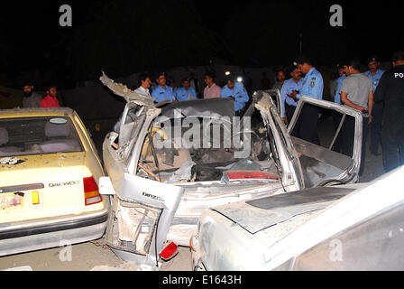 Islamabad, Pakistan. 24. Mai 2014. Polizisten untersuchen die Sprenganlage in Islamabad, der Hauptstadt von Pakistan, 24. Mai 2014. Mindestens eine Person wurde getötet und einen anderen verletzt, als ein Selbstmordanschlag der pakistanischen Hauptstadt Islamabad in den frühen Morgenstunden des Samstag morgens, traf berichtet lokalen Urdu Fernsehsender Geo Credit: Saadia Seher/Xinhua/Alamy Live News Stockfoto