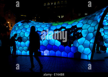 Sydney, Australien. 23. Mai 2014. Menschen besuchen das "Vivid Sydney" Licht und Musik-Festival in Sydney, Australien, 23. Mai 2014. Das jährliche Festival wird von australischen New-South.Wales Regierung gefördert, wie der Winter beginnt. Bildnachweis: Jin Linpeng/Xinhua/Alamy Live-Nachrichten Stockfoto