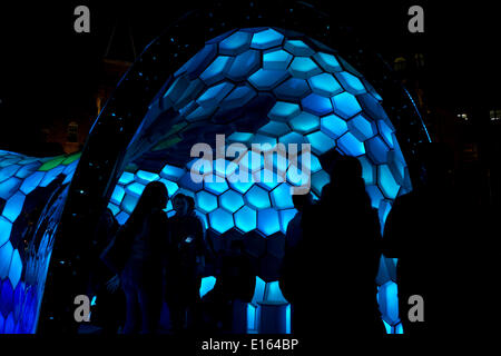 Sydney, Australien. 23. Mai 2014. Menschen besuchen das "Vivid Sydney" Licht und Musik-Festival in Sydney, Australien, 23. Mai 2014. Das jährliche Festival wird von australischen New-South.Wales Regierung gefördert, wie der Winter beginnt. Bildnachweis: Jin Linpeng/Xinhua/Alamy Live-Nachrichten Stockfoto