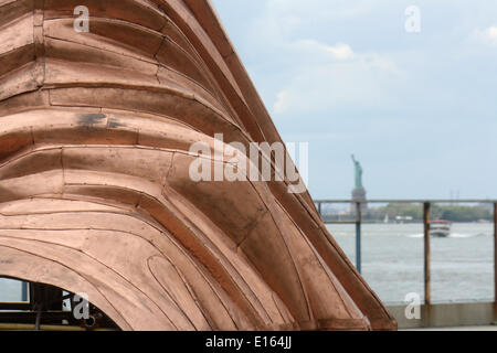 New York, USA. 18. Mai 2014. Ein Cooper-Teil der Replik der Statue of Liberty in den Hafen von New York steht im Brooklyn Bridge Park in New York, Vereinigte Staaten von Amerika, 18. Mai 2014. Der Künstler Danh Vo, die in Vietnam derzeit und geboren wurde lebt in Berlin und Mexiko-Stadt entwickelte sich die Idee einer ursprünglichen Größe Replik. Foto: Christina Horsten/Dpa/Alamy Live News Stockfoto