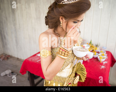 Braut tankt auf Suppe im kambodschanischen Hochzeit von Suon Kosal (Bräutigam) und Pao Sara (Braut) Siem Reap, Kambodscha Stockfoto