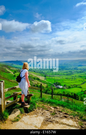 Weibliche Walker Suche von Mam Tor bis Hope Valley Nr Castleton, Peak District National Park, Derbyshire, England, Mai Stockfoto