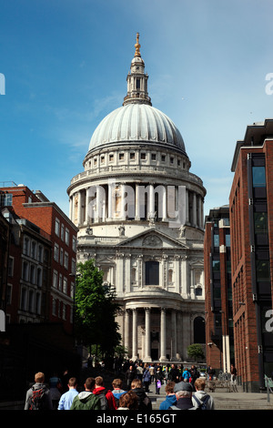 St Pauls Cathedral gesehen von der Millennium Bridge über die Themse Stockfoto