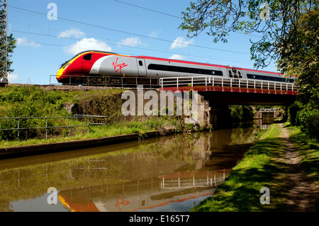 Jungfrau Pendolino trainieren auf der West Coast Main Line bei Long Buckby Wharf, Northamptonshire, England, UK Stockfoto