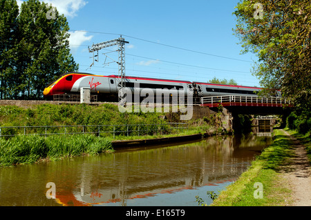 Jungfrau Pendolino trainieren auf der West Coast Main Line bei Long Buckby Wharf, Northamptonshire, England, UK Stockfoto