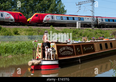 Virgin Voyager Diesel trainieren auf der West Coast Main Line bei Long Buckby Wharf, Northamptonshire, England, UK Stockfoto