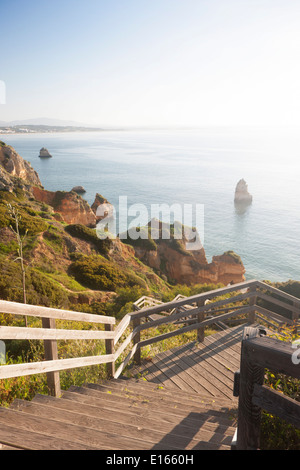 Stufen hinunter Praia Camilo Strand im Morgengrauen Lagos Algarve Portugal Stockfoto