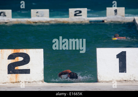 Schwimmer in Merewether Ocean Bädern mit Fahrspurmarkierungen 1 und 2 entweder Seite Newcastle NSW New South Wales Australien Stockfoto