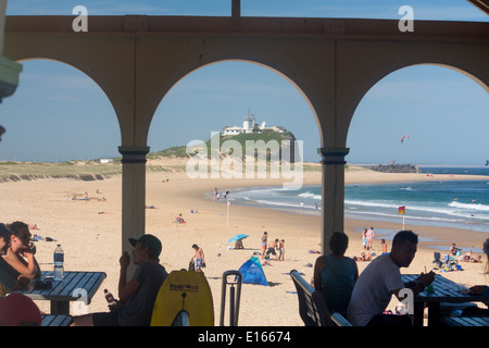 Nobbys Strand und Kopf durch Bögen des Pavillons und Café mit Menschen sitzen an Tischen Newcastle New South Wales Australien gesehen Stockfoto