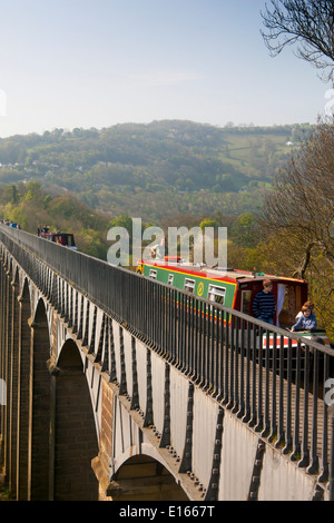 Pontcysyllte Aquädukt mit Narrowboat überqueren Vater Pilotierung Boot Kinder vorne sitzen Stockfoto