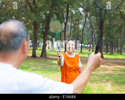Älteres Paar oder mit Freunden Badminton im Park spielen Stockfoto