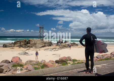 Rothaarige Strand männliche Surfer mit Surfbrett Blick auf Strand und alten Rettungsschwimmer TowerNew South Wales NSW Australia Stockfoto